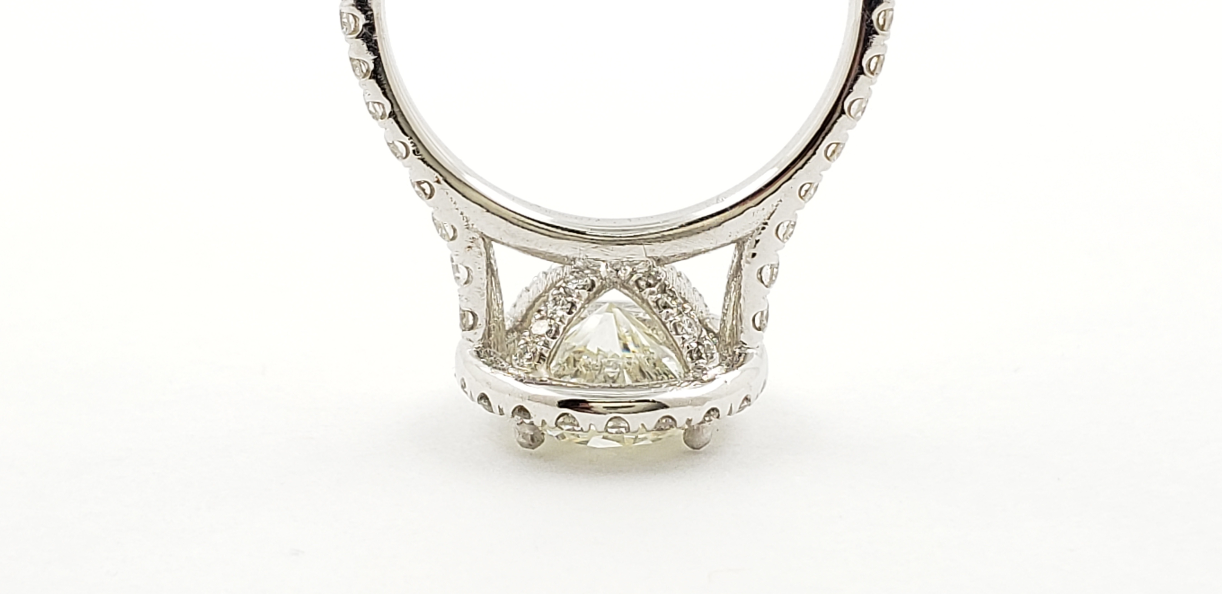 Round Shape Diamond Ring with Halo